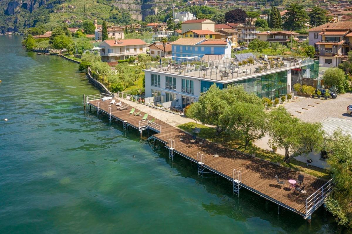 Direttamente Al Lago Apartments Marone Exteriér fotografie